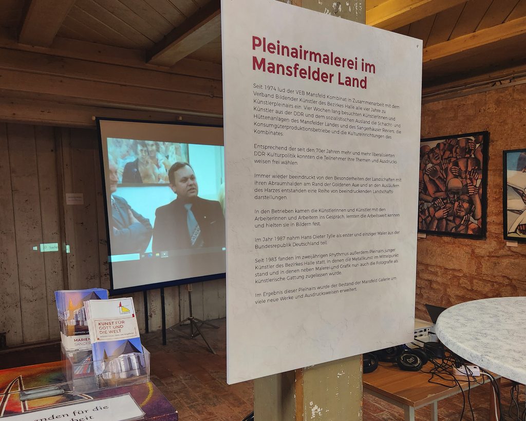 Blick in die Ausstellung mit Tafel zur Pleinaiermalerei