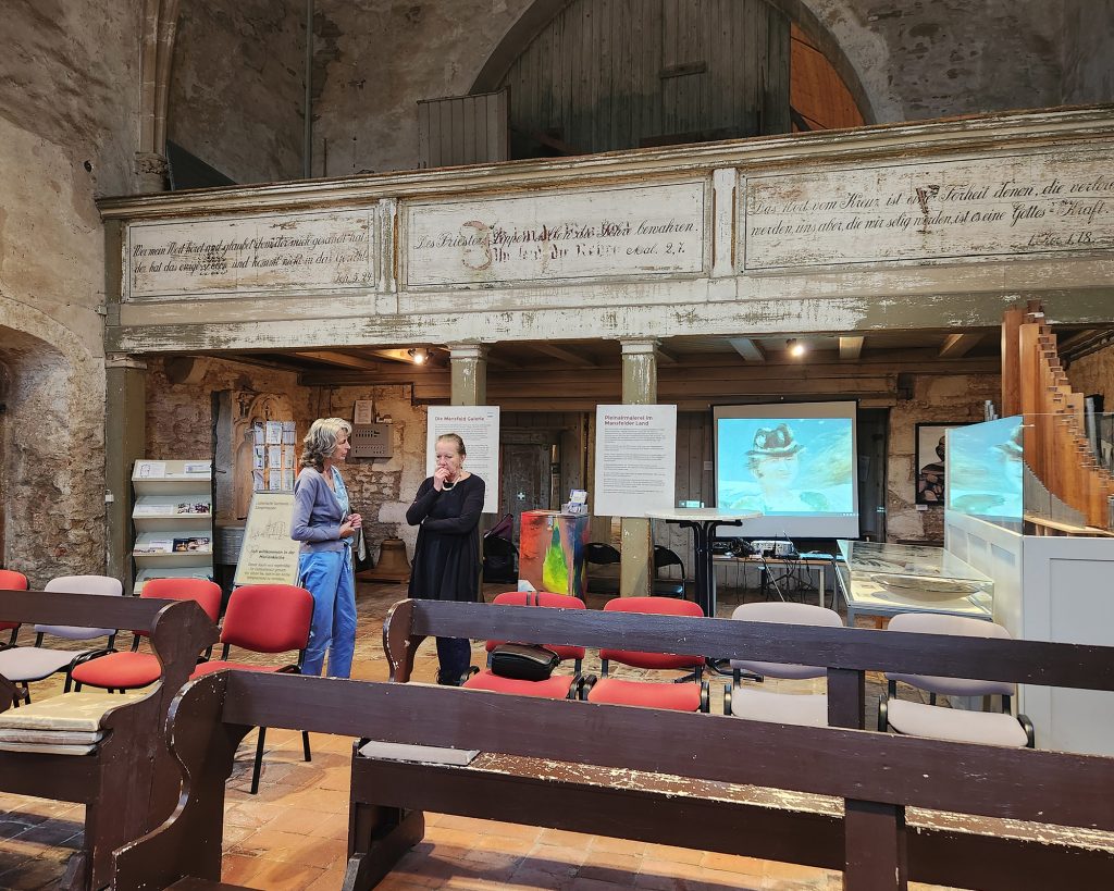 Führung durch die Ausstellung v.l. Sigrun Dittmann und Jutta Jahn