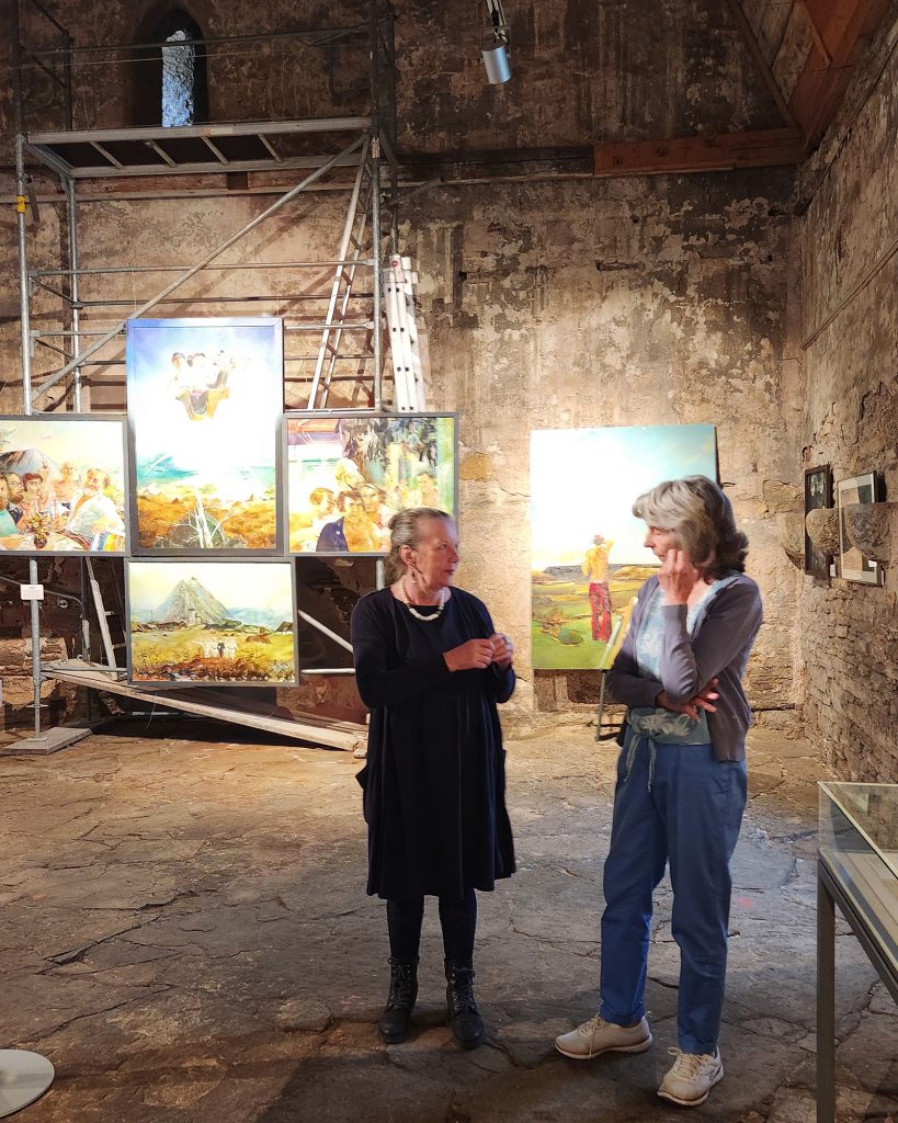 Führung durch die Ausstellung v.l Jutta Jahn und Sigrun Dittmann