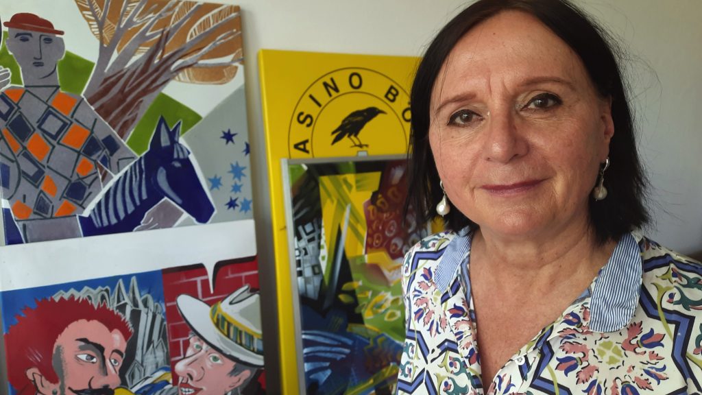 Porträt von Heike Lichtenberg vor ihren Werken.