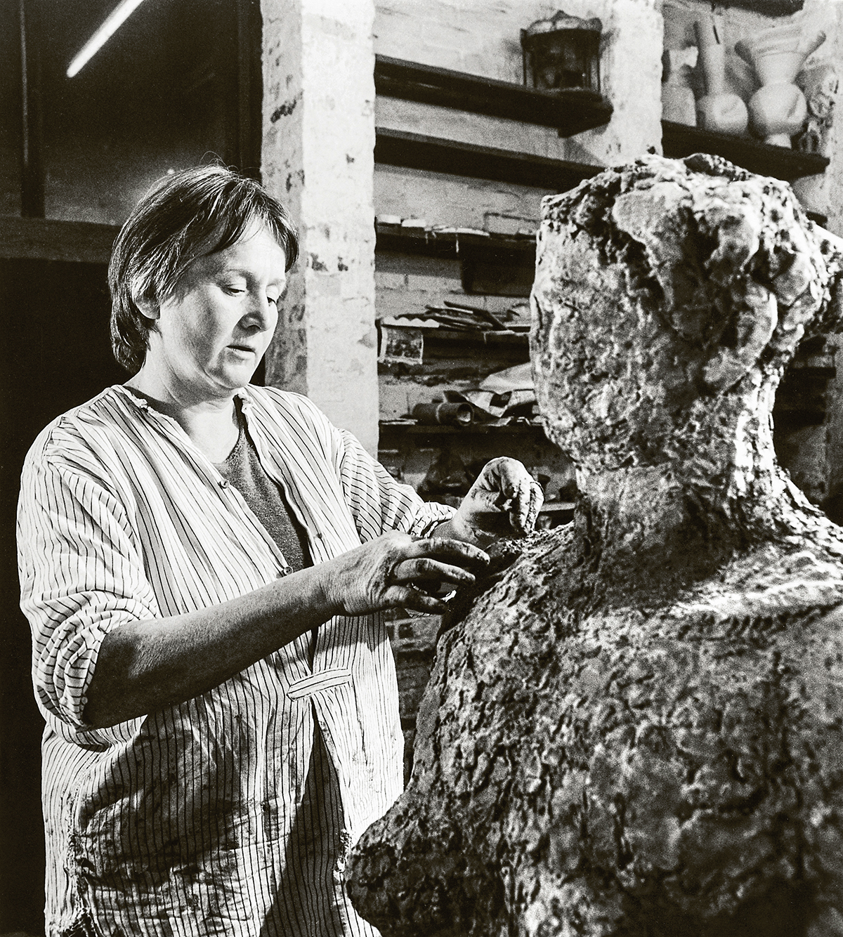 Gertraud Möhwald bei der Arbeit an der „Halbfigur einer jungen Frau“, Halle (Saale) 1986; Foto E. Goldberg